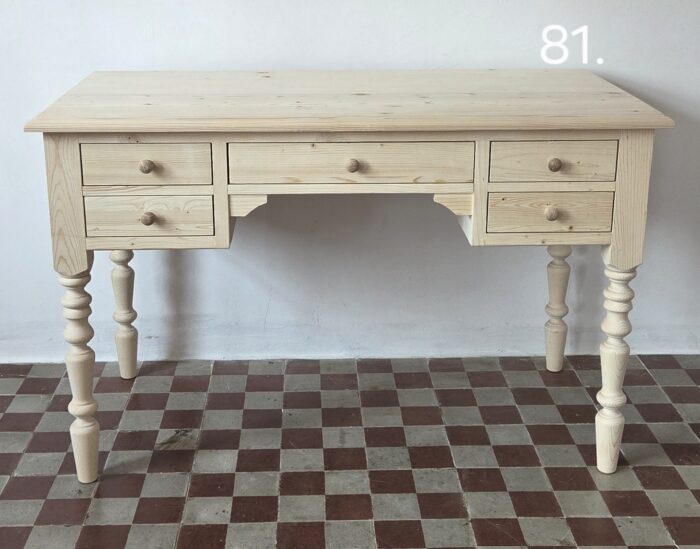 K. Íróasztal 130x65x84 - új készítésű