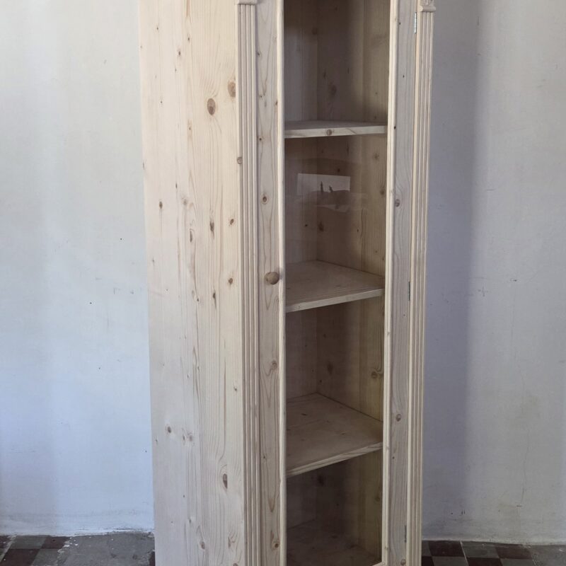 B. Üveges, polcos 65x48x185cm – új készítésű